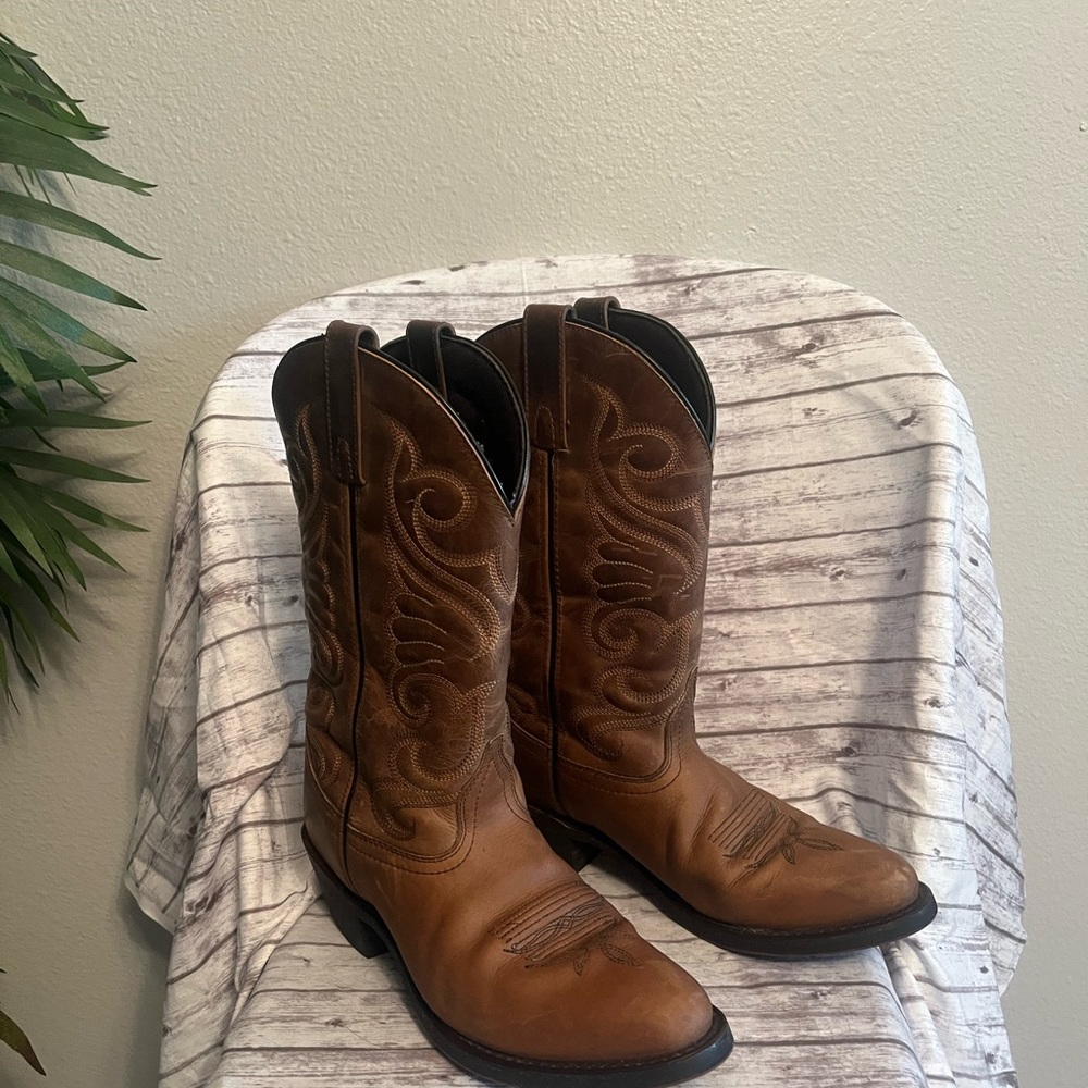 👠Laredo Woman’s Distressed Boots Size 8M